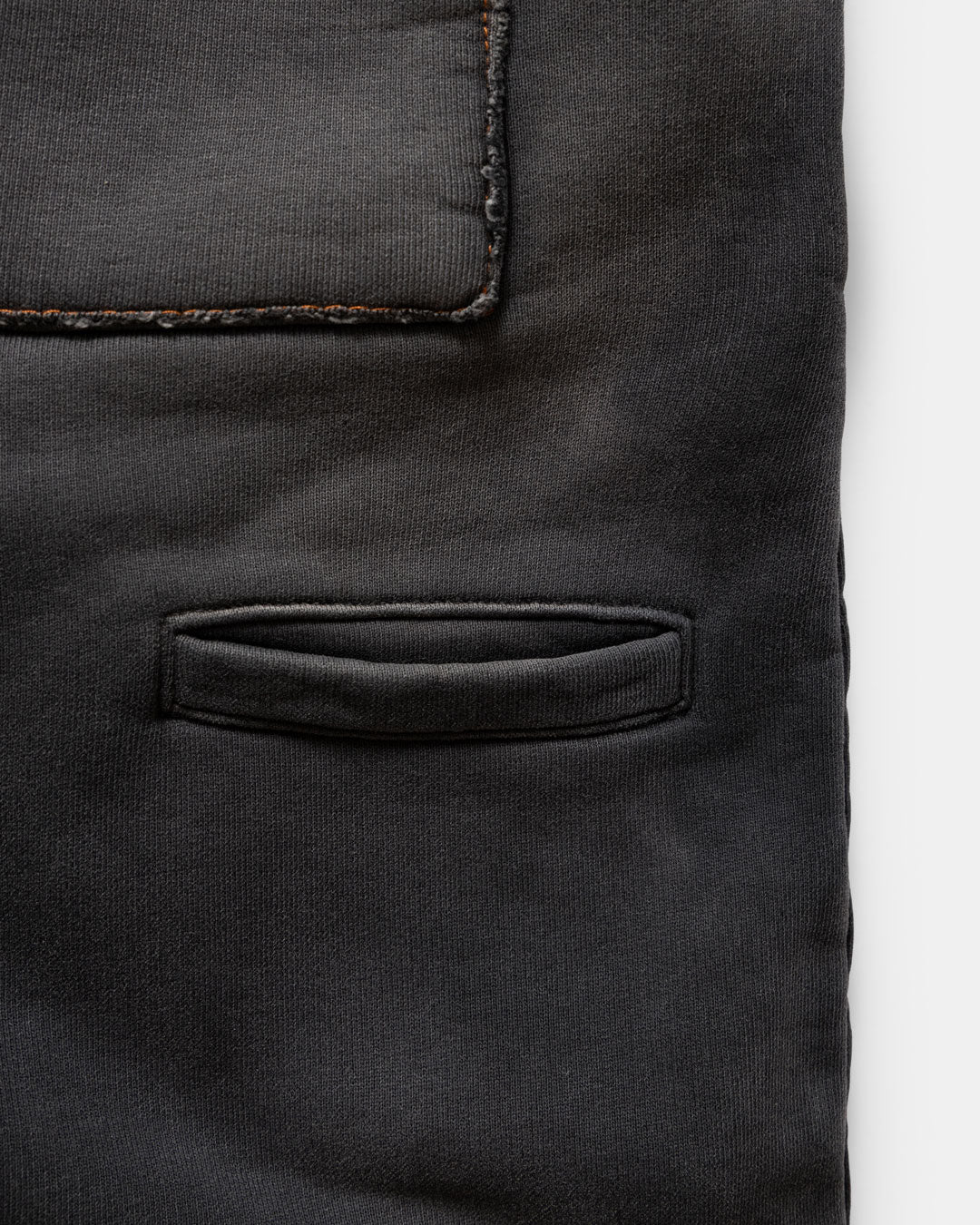 Men's heavyweight sweatpants in black, pocket detail